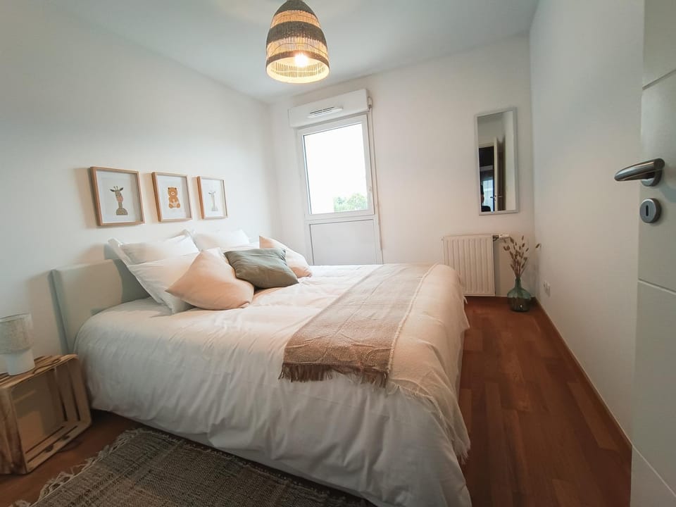 Bed, Photo of the whole room, Bedroom
