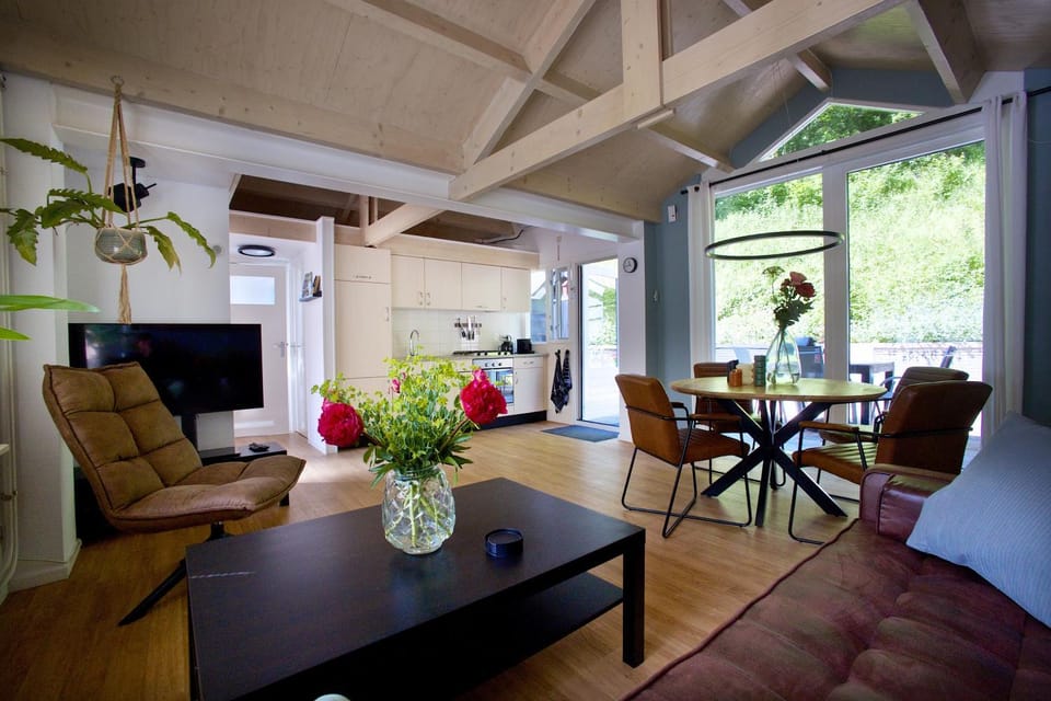 Seating area, Dining area, kitchen