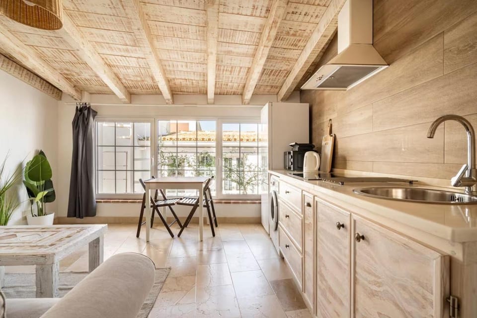 Kitchen or kitchenette, Dining area, stove