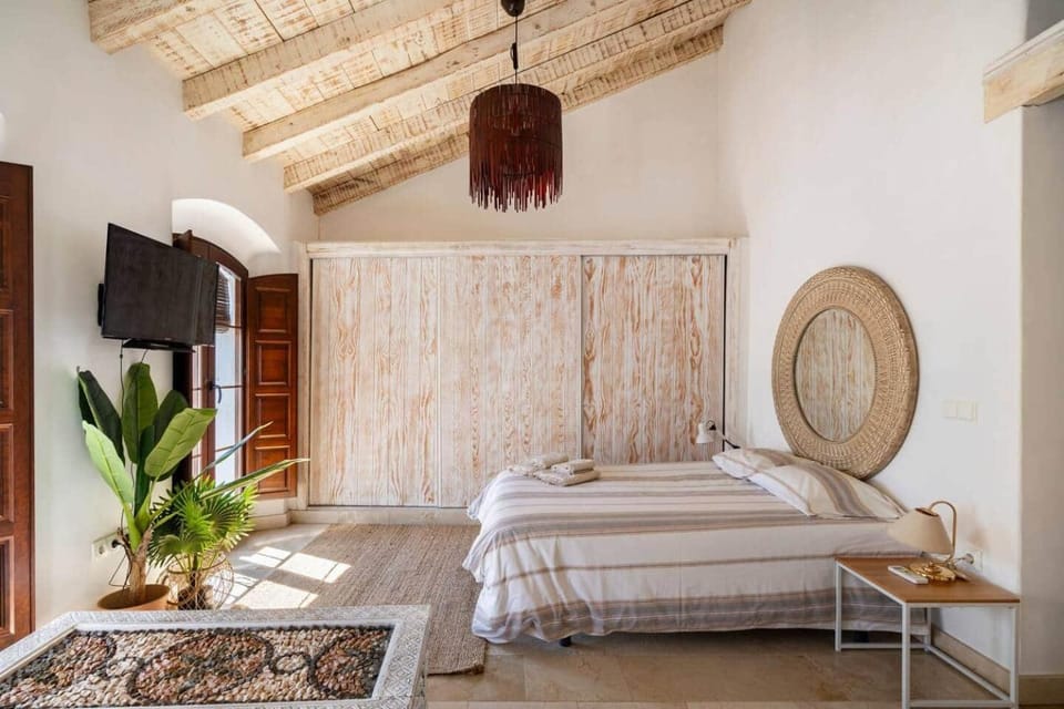 Bed, TV and multimedia, Photo of the whole room, Bedroom, towels, wardrobe