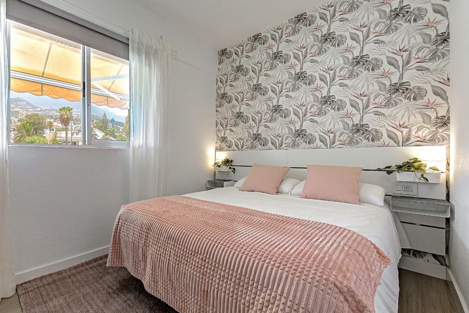 Bedroom, Mountain view
