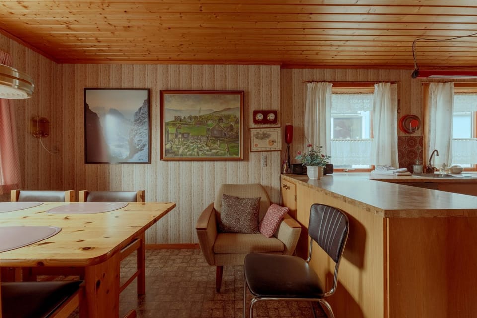 Kitchen or kitchenette, Seating area, Dining area