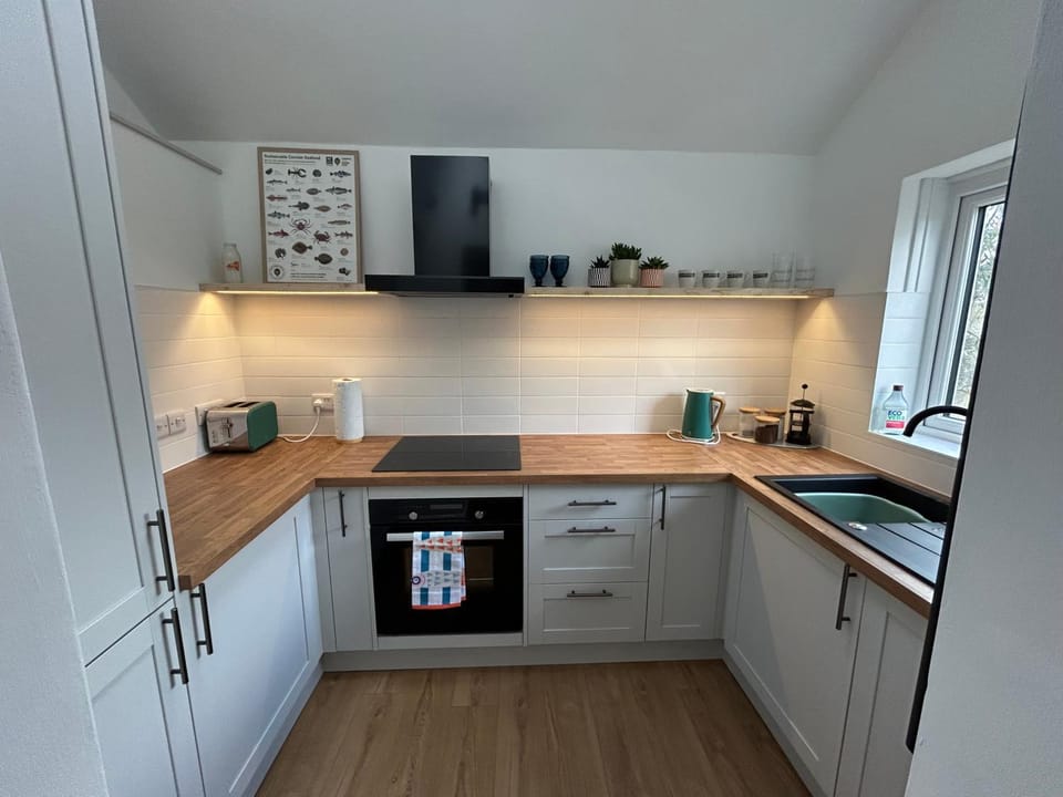 Coffee/tea facilities, dishwasher, oven, stove, toaster, kitchen
