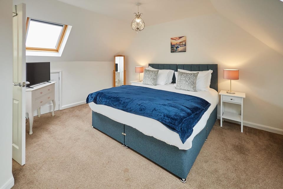 Bed, TV and multimedia, Bedroom