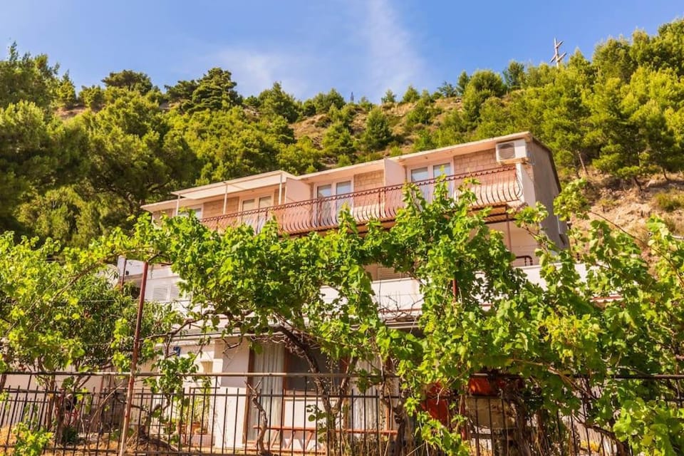 Delux Sandy Beach (Duće) Apartment in Split-Dalmatia County