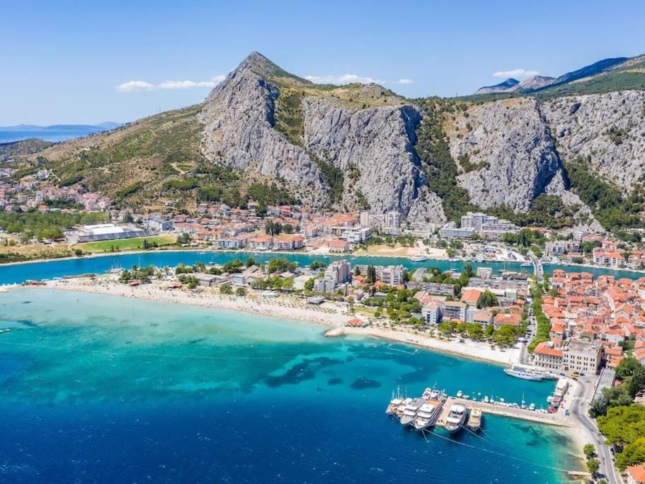 Delux Sandy Beach (Duće) Apartment in Split-Dalmatia County