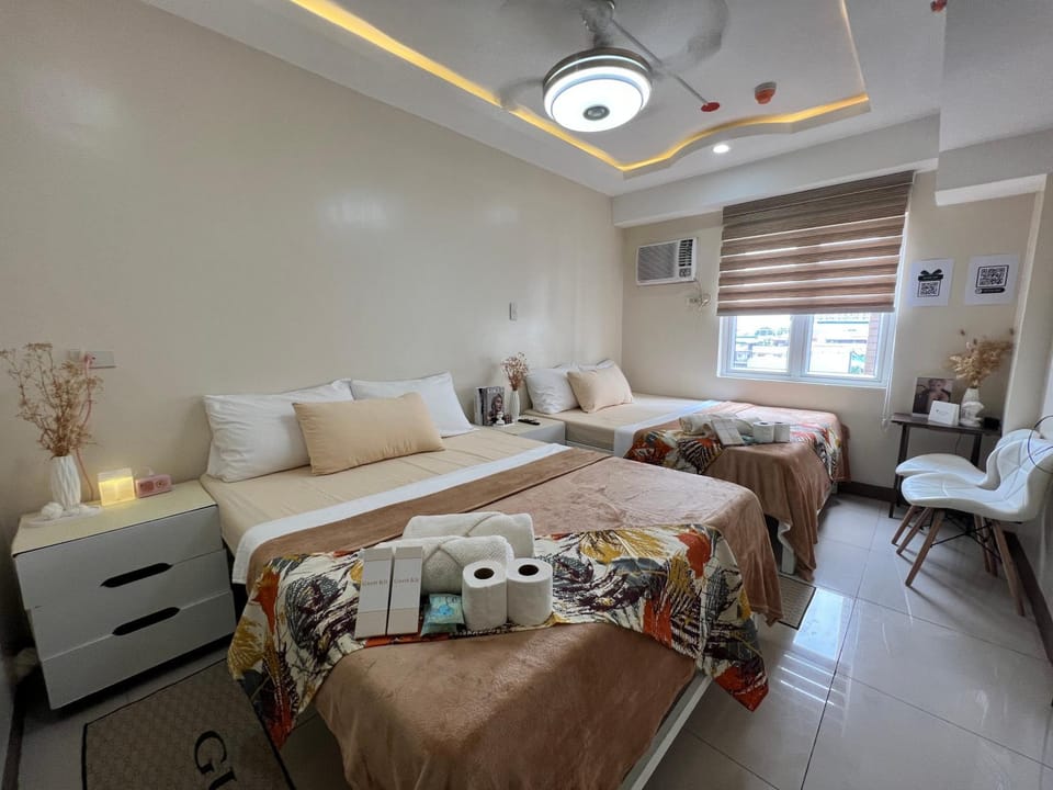 Bed, Photo of the whole room, Seating area, Bedroom, towels