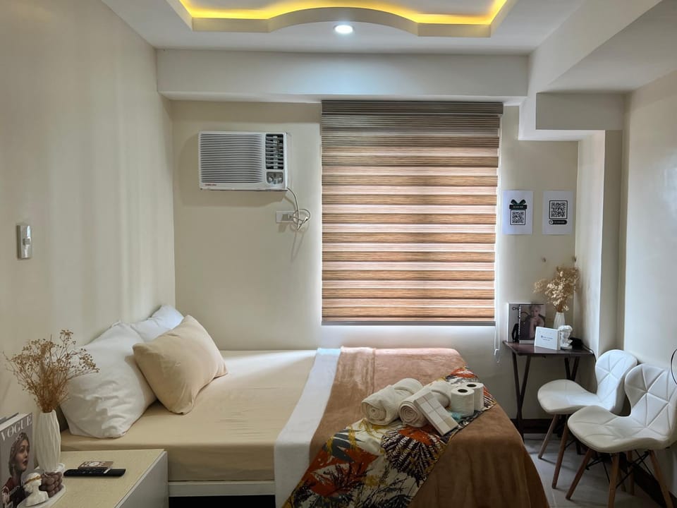 Bed, Photo of the whole room, Seating area, Bedroom, towels, air conditioner