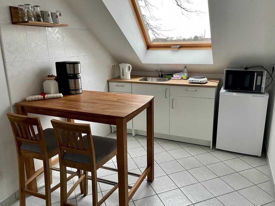 Coffee/tea facilities, Kitchen or kitchenette, Dining area, minibar, stove