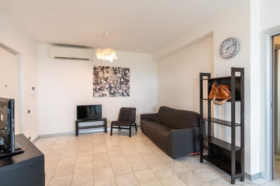Communal lounge/ TV room, TV and multimedia, Living room, Seating area, Evening entertainment, air conditioner