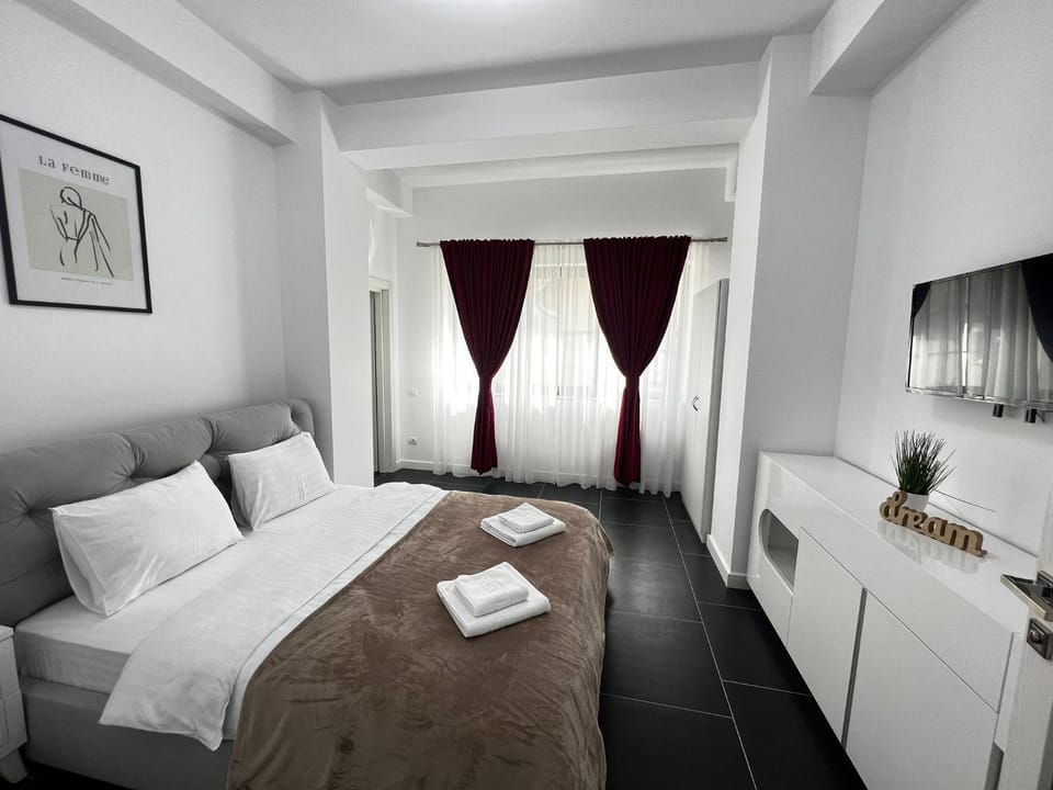 Bed, TV and multimedia, Kitchen or kitchenette, Living room, Photo of the whole room, Seating area, Bedroom, towels, wardrobe