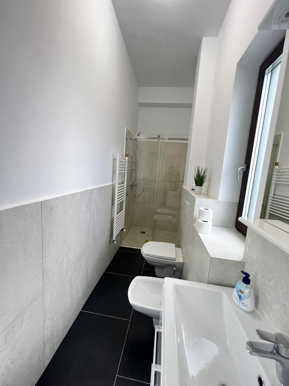 Shower, Toilet, Bathroom, Bath, bidet, towels