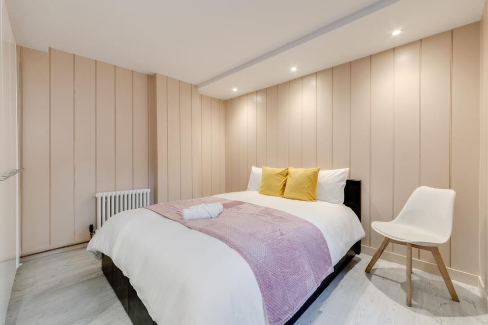 Bed, Living room, Photo of the whole room, Seating area, Bedroom, internet, wardrobe