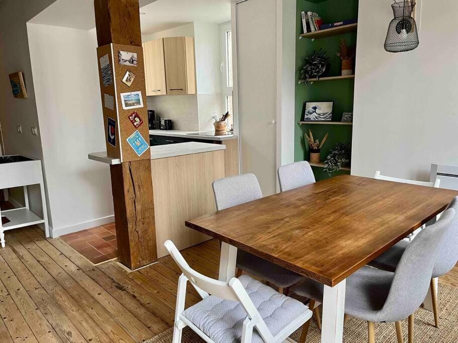 Kitchen or kitchenette, Dining area