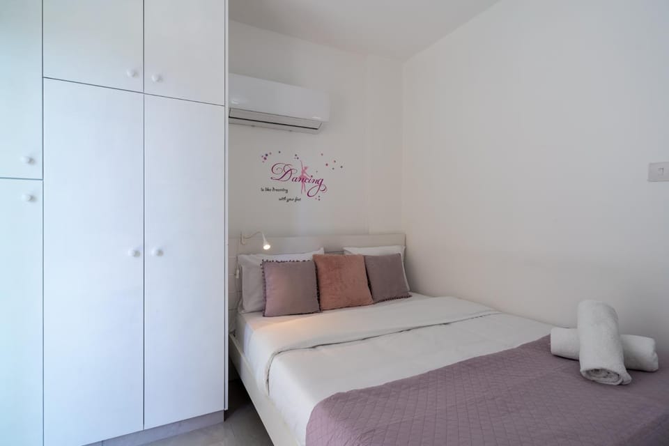Bed, Bedroom, towels, wardrobe