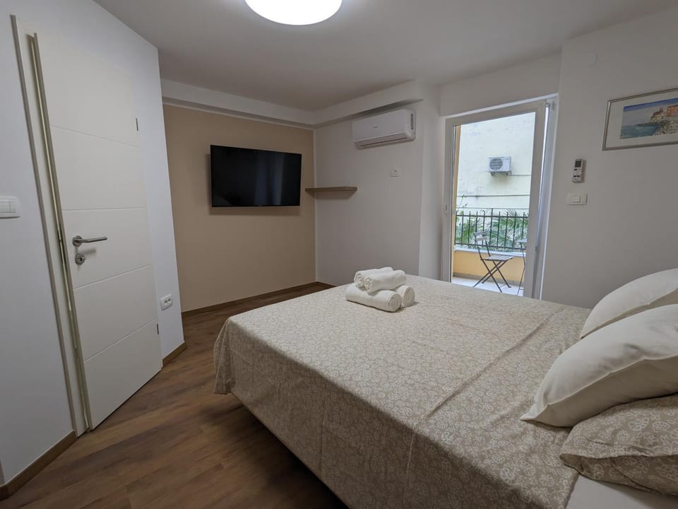 Bed, TV and multimedia, Photo of the whole room, towels, wardrobe, air conditioner