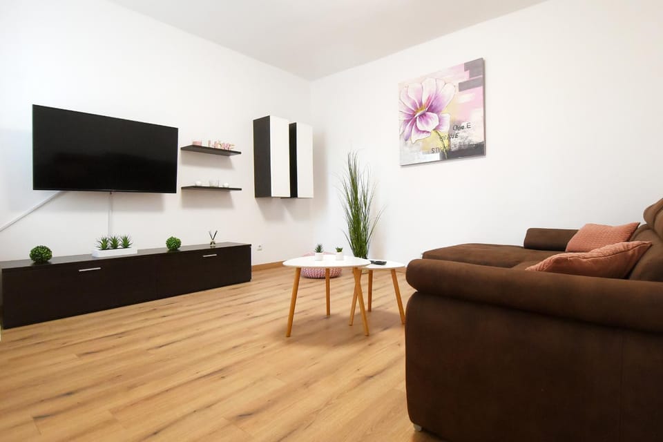 Communal lounge/ TV room, TV and multimedia, Living room