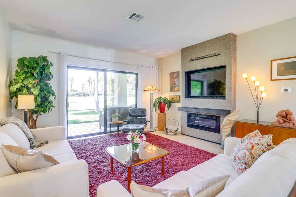 Resort Pools + Golf: Palm Springs Condo! House in Cathedral City