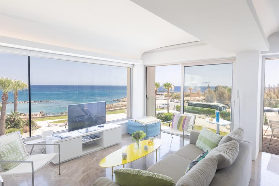 TV and multimedia, Seating area, Sea view