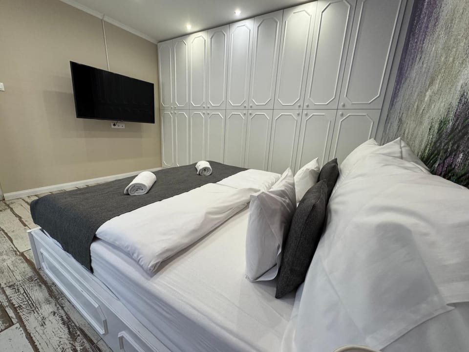 Bed, TV and multimedia, Photo of the whole room, Bedroom