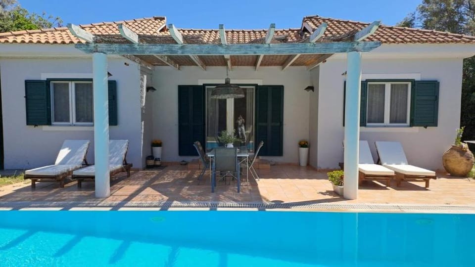 Property building, Patio, Day, Balcony/Terrace, Pool view, Swimming pool, sunbed