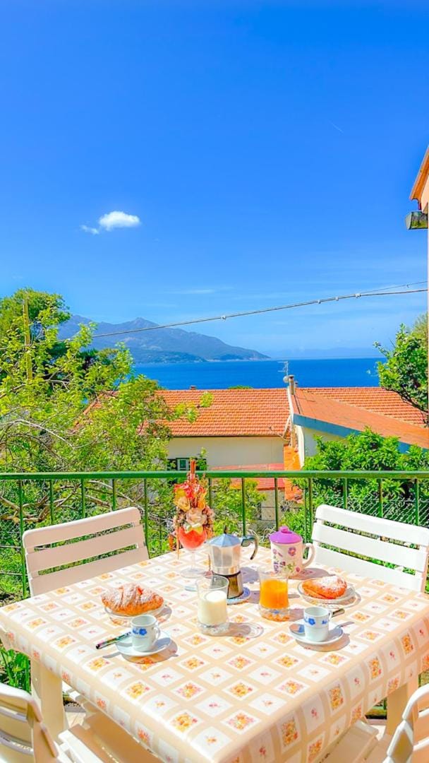 Natural landscape, Balcony/Terrace, Food and drinks, Dining area, Sea view