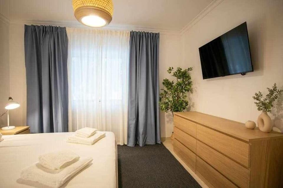 Modern 3br Apt w/ Lg Terrace, Bbq, Ac & Parking Apartment in Tavira