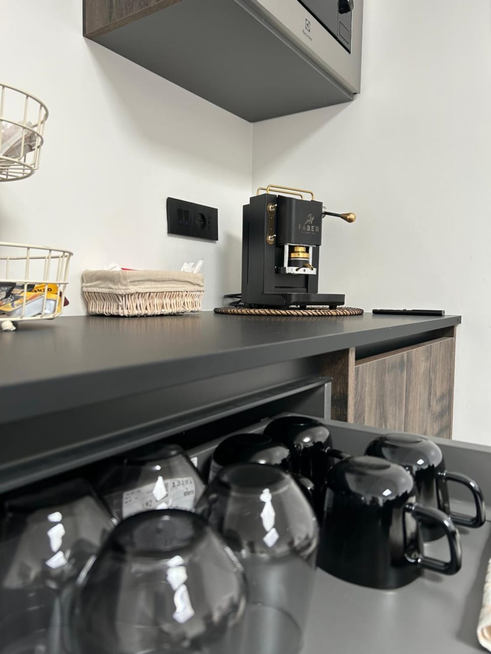 Coffee/tea facilities, Kitchen or kitchenette, stove
