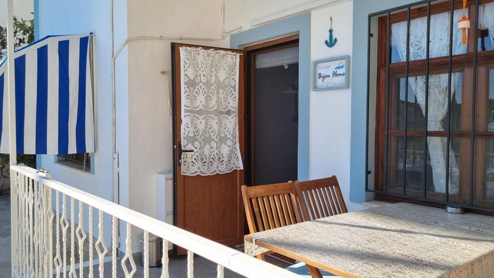 Facade/entrance, Balcony/Terrace