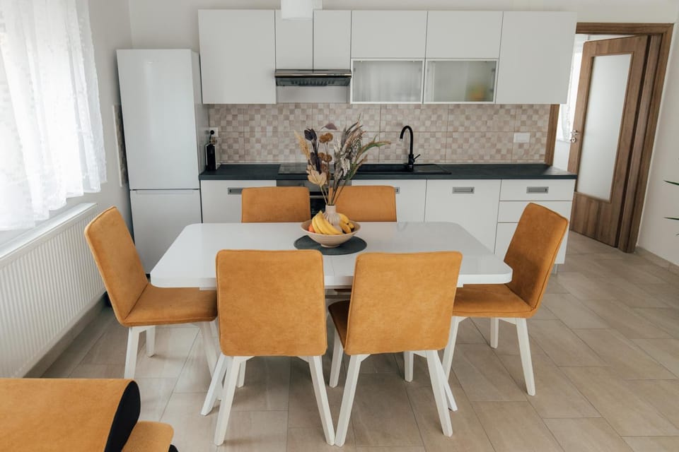 Kitchen or kitchenette, Dining area, pet friendly, stove