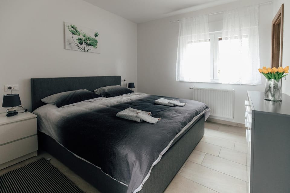 Bed, Bedroom, towels