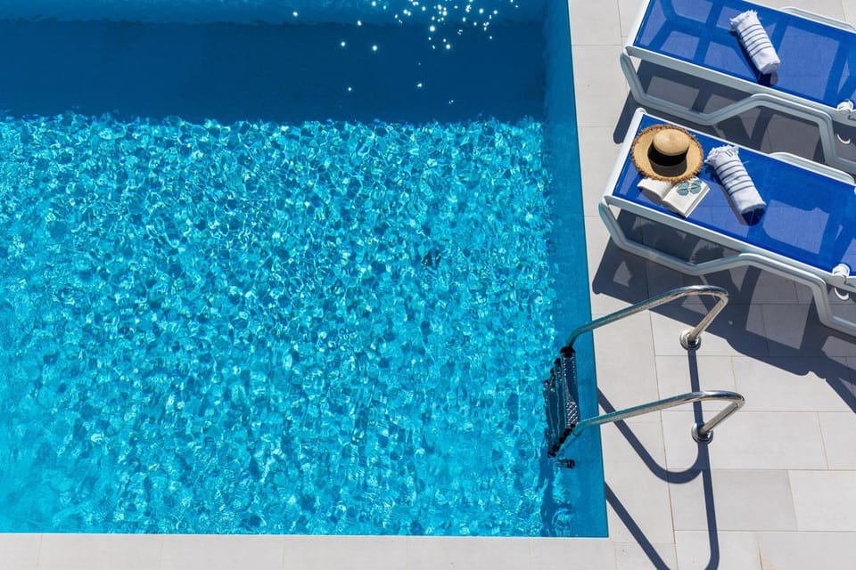 Swimming pool, sunbed