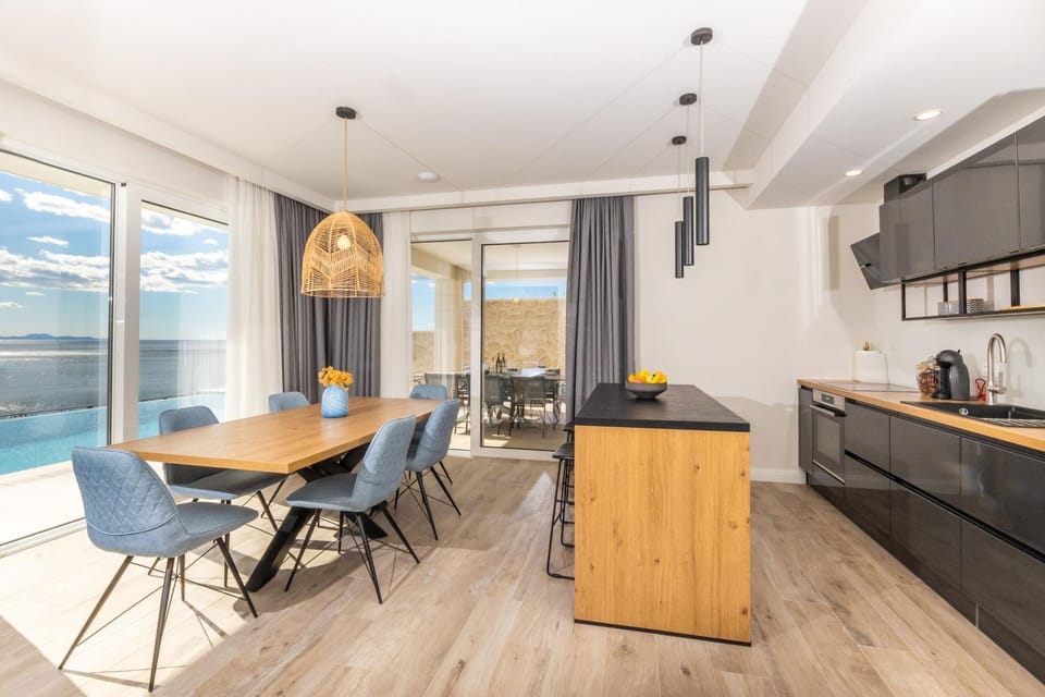 Kitchen or kitchenette, Seating area, Dining area