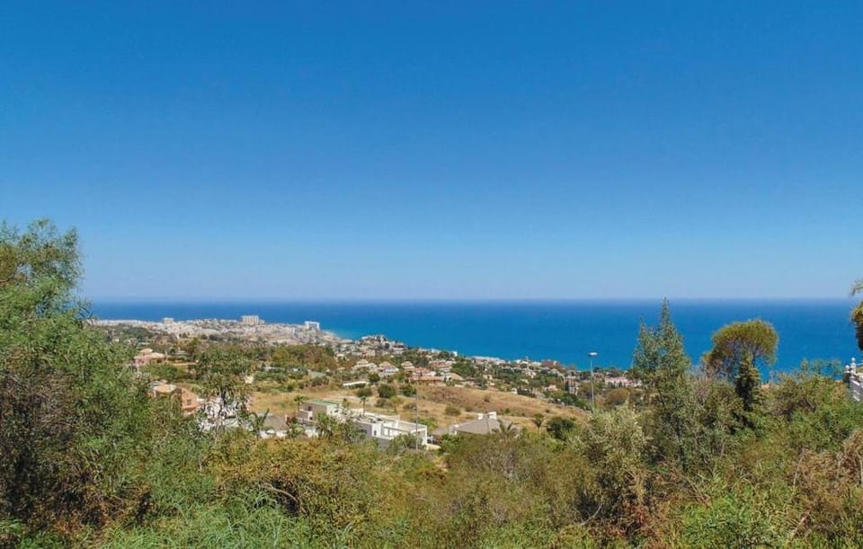 Luxury villa with beautiful sea view & jacuzzi Villa in Benalmadena