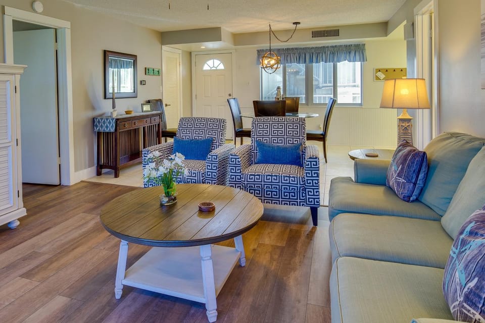 Sunny Ocean Village Beach Condo: Community Pool House in Fort Pierce