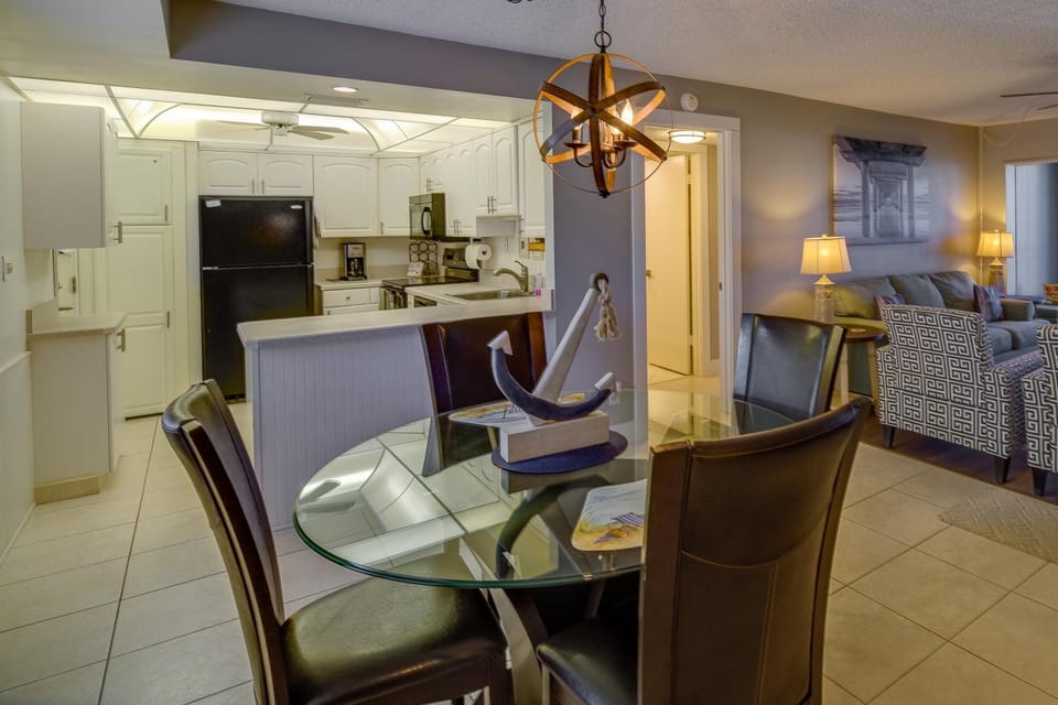 Sunny Ocean Village Beach Condo: Community Pool House in Fort Pierce