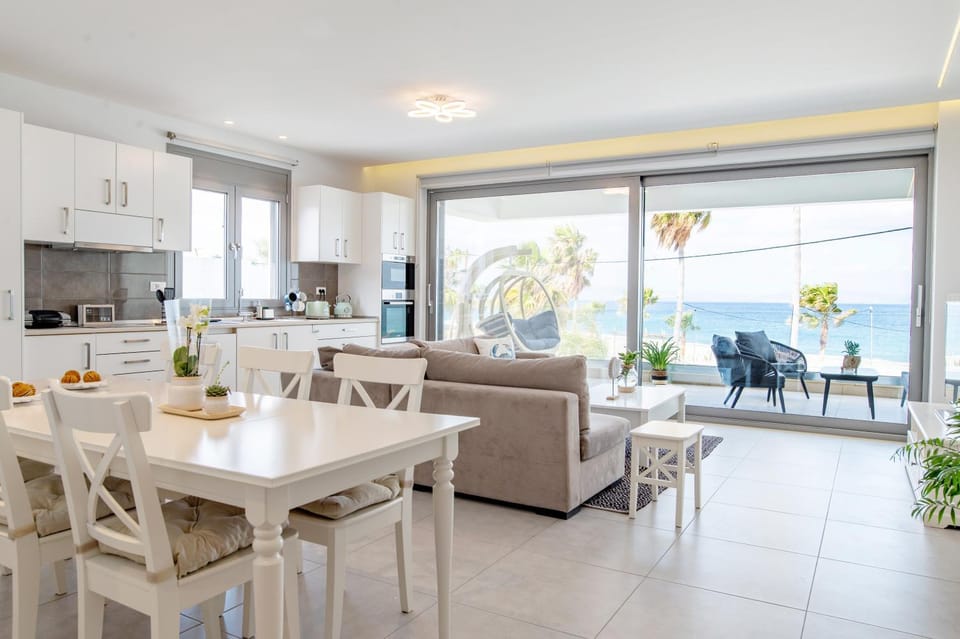 Kitchen or kitchenette, Living room, Food and drinks, Dining area