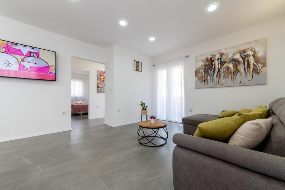 TV and multimedia, Living room, Decorative detail, Seating area