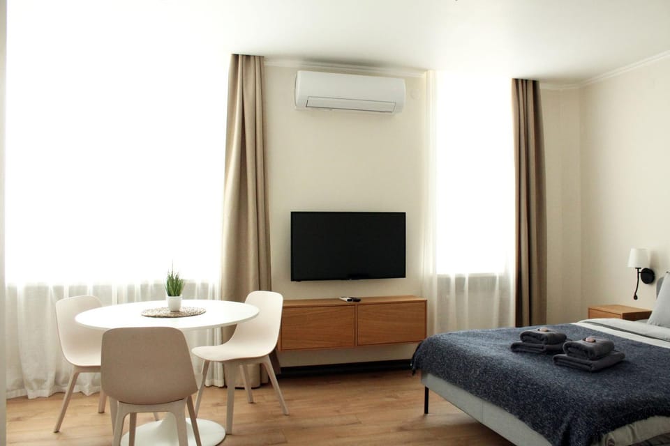 TV and multimedia, Photo of the whole room, Dining area, air conditioner