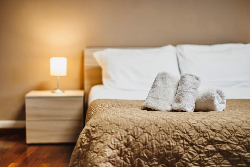 Bed, Bedroom, towels