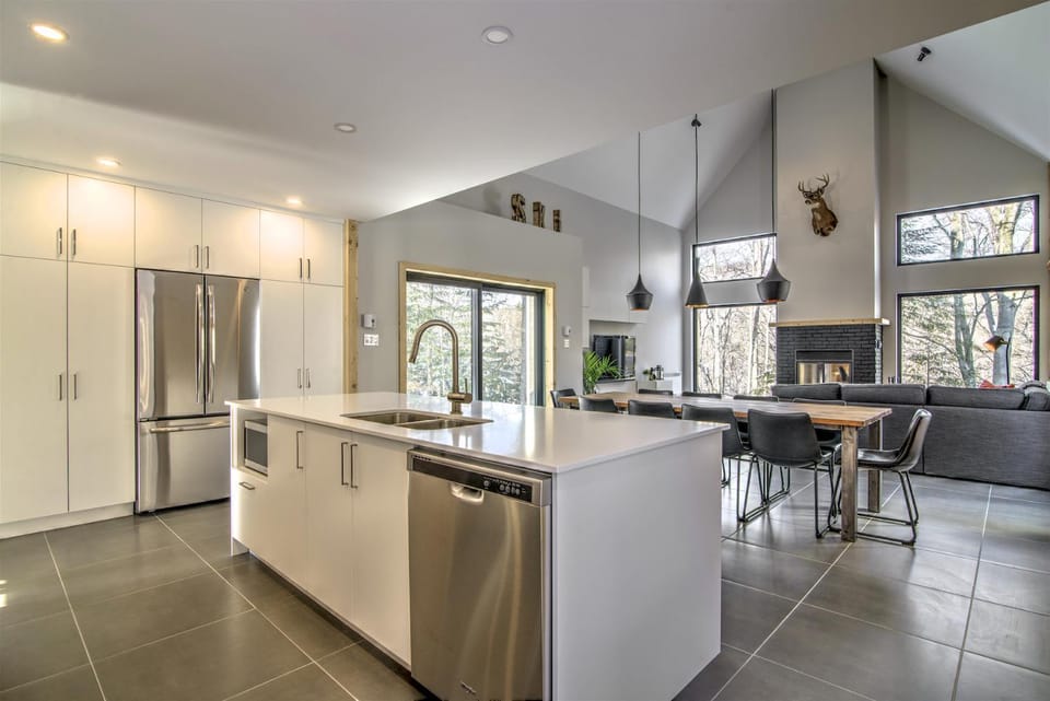Kitchen or kitchenette, Dining area, dishwasher, minibar