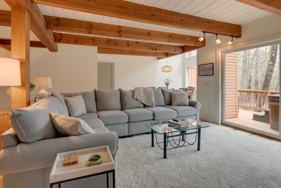 Private Hot Tub & Deck: North Conway Retreat House in North Conway