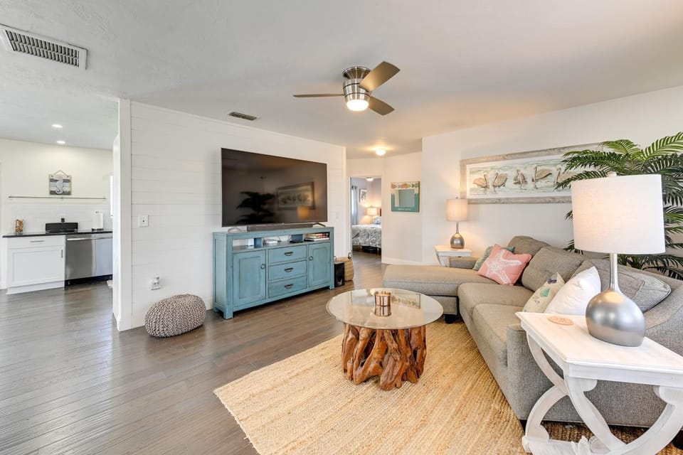 4 Mi to Siesta Key Beach: Sunny Home w/ Hot Tub! House in Gulf Gate Estates