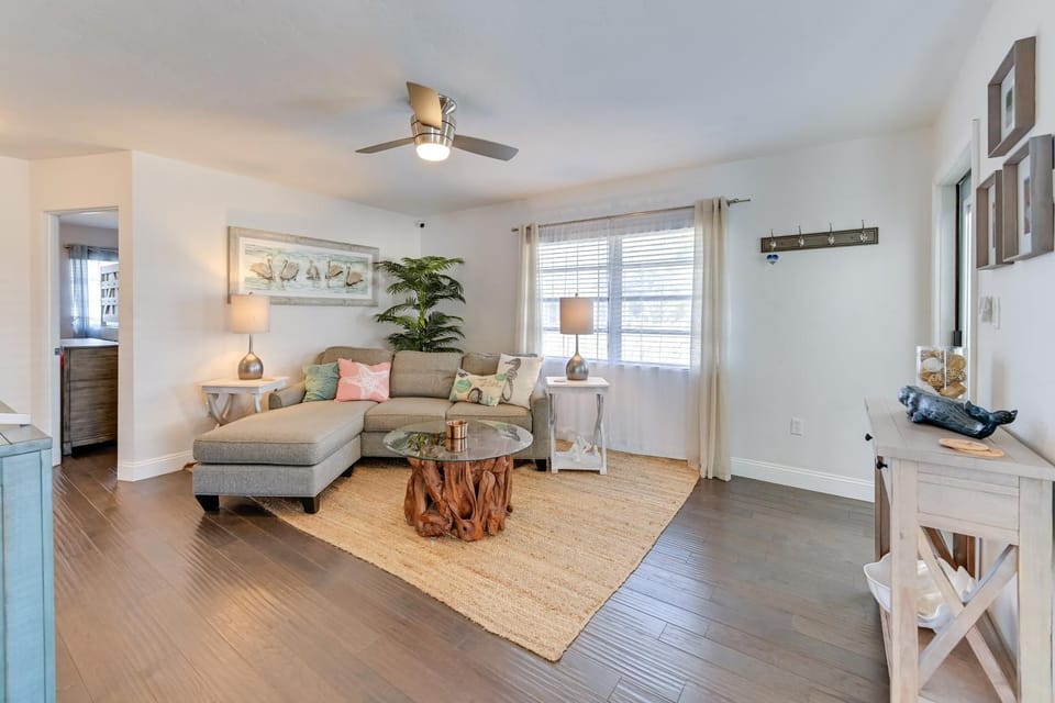 4 Mi to Siesta Key Beach: Sunny Home w/ Hot Tub! House in Gulf Gate Estates
