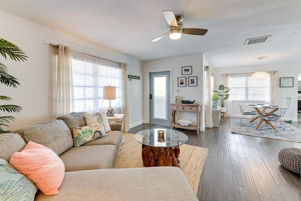 4 Mi to Siesta Key Beach: Sunny Home w/ Hot Tub! House in Gulf Gate Estates