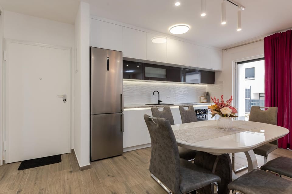 Kitchen or kitchenette, Dining area, pet friendly, stove