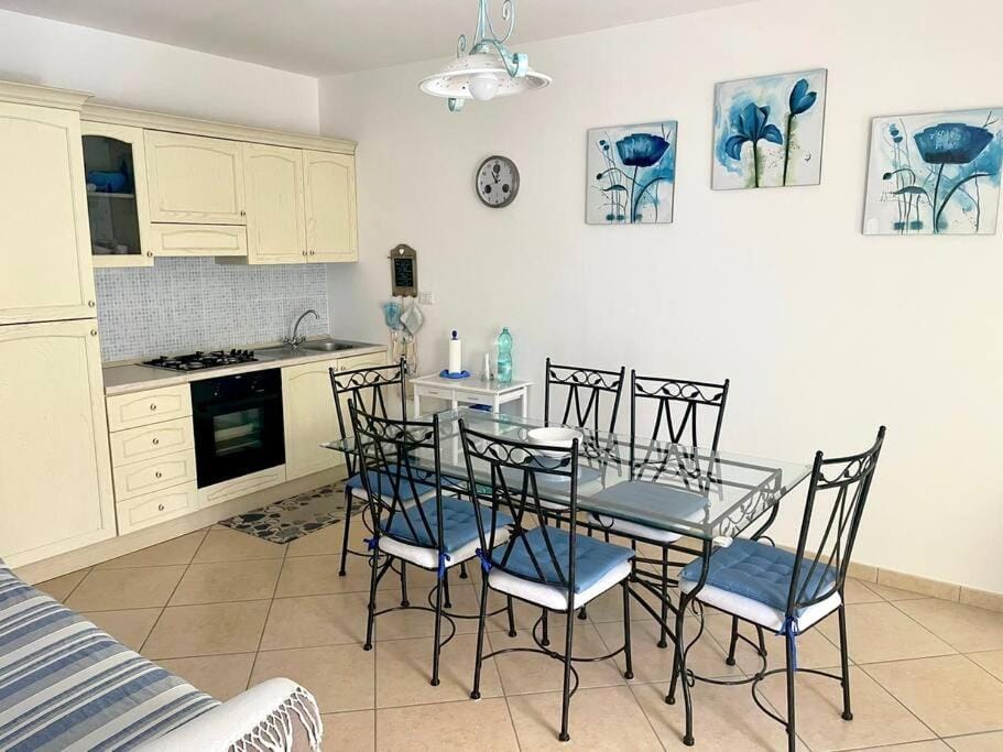 Kitchen or kitchenette, Dining area, minibar, stove