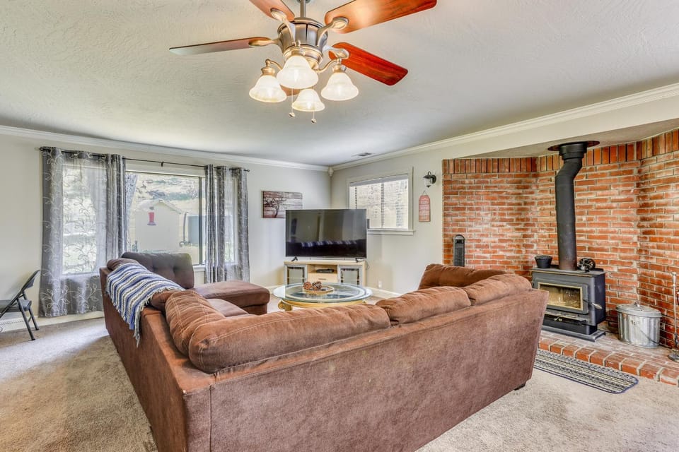 Oakhurst Vacation Rental Near Hiking & Bass Lake! House in Sierra Nevada