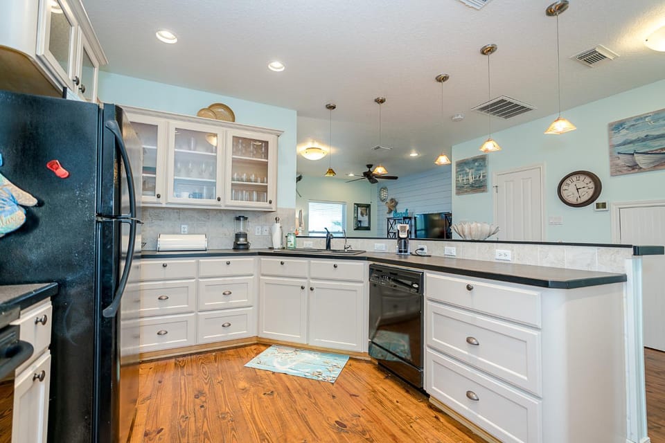 Serenity By the Sea - Great views in Treasure Island House in Alvin