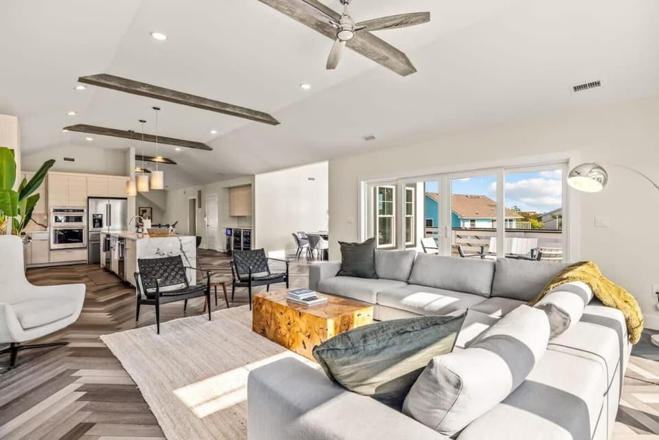 Sojourn Aurora 7 BR Pool & Hot Tub House in Corolla
